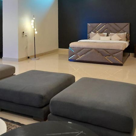 Stayvista At Wandering Vines Indoor Pool 4Bhk Luxury Villa In Delhi Sohna Eksteriør bilde